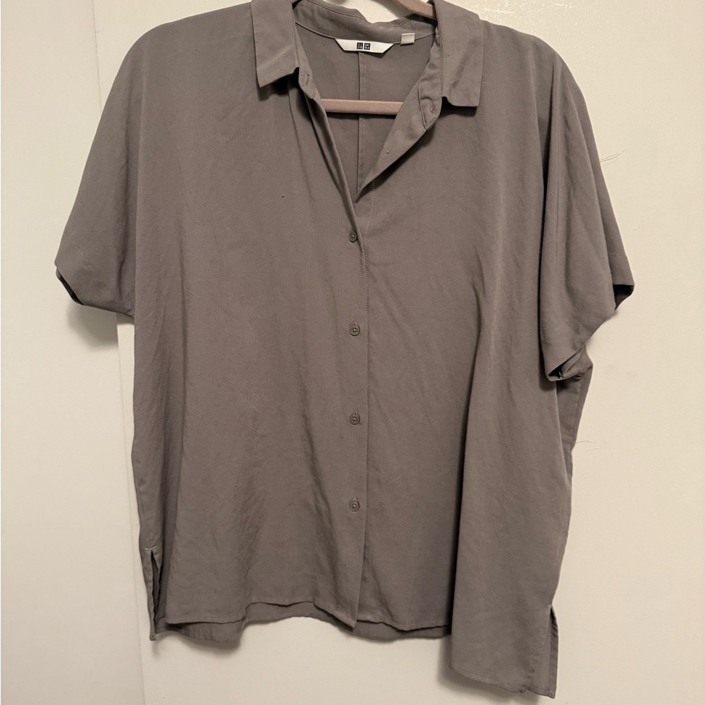 Uniqlo Grey Short Sleeve Button-Up Shirt | Boxy Fit | Size M
